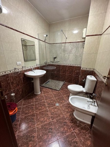 Tirane, jepet me qera zyre Kati 4, 118 m² 750 € (KOMUNA E PARISIT)