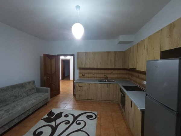Tirane, jepet me qera apartament 3+1 Kati 3, 144 m² 500 € (Pallati i Bankës BKT, Kinostudio)
