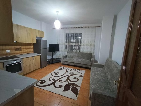 Tirane, jepet me qera apartament 3+1 Kati 3, 144 m² 500 € (Pallati i Bankës BKT, Kinostudio)
