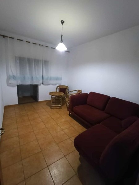 Tirane, jepet me qera apartament 3+1 Kati 3, 144 m² 500 € (Pallati i Bankës BKT, Kinostudio)