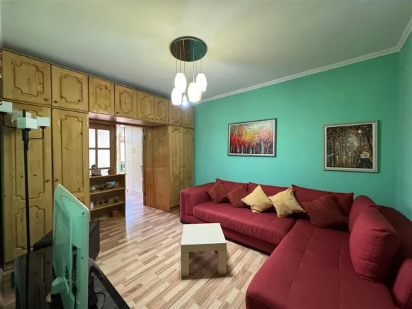 Tirane, jepet me qera apartament 1+1+Ballkon Kati 3, 90 m² 630 € 
