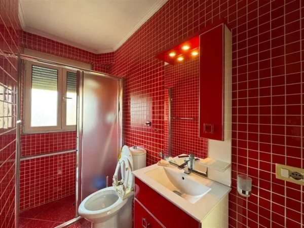 Tirane, jepet me qera apartament 1+1+Ballkon Kati 3, 90 m² 630 € 
