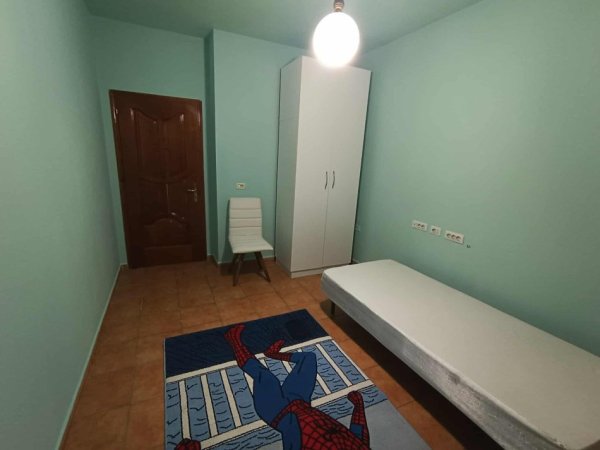 Tirane, jepet me qera apartament 3+1 Kati 3, 144 m² 500 € (Pallati i Bankës BKT, Kinostudio)