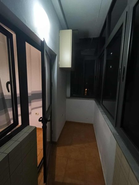 Tirane, jepet me qera apartament 3+1 Kati 3, 144 m² 500 € (Pallati i Bankës BKT, Kinostudio)
