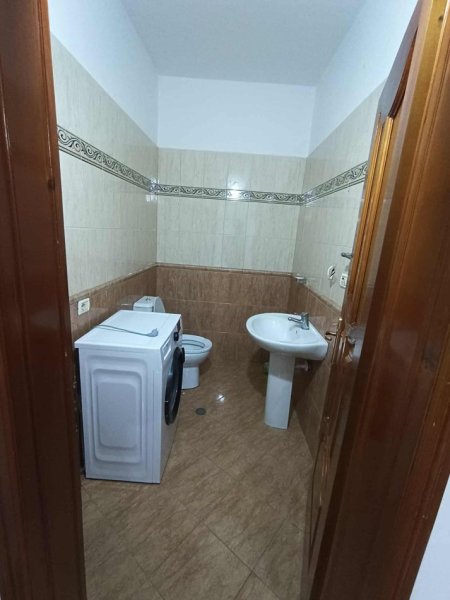 Tirane, jepet me qera apartament 3+1 Kati 3, 144 m² 500 € (Pallati i Bankës BKT, Kinostudio)