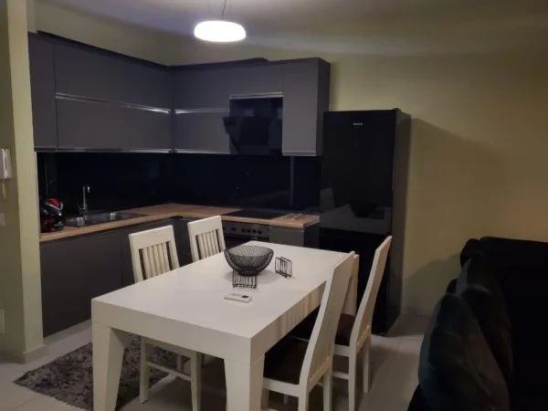 Tirane, jepet me qera apartament 2+1 Kati 4, 78 m² 900 € (stadiumi dinamo)