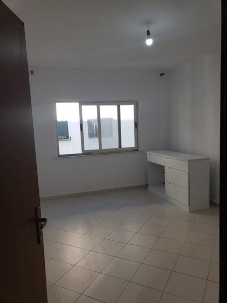 Tirane, jepet me qera apartament 2+1+Ballkon Kati 4, 100 m² 300 € 