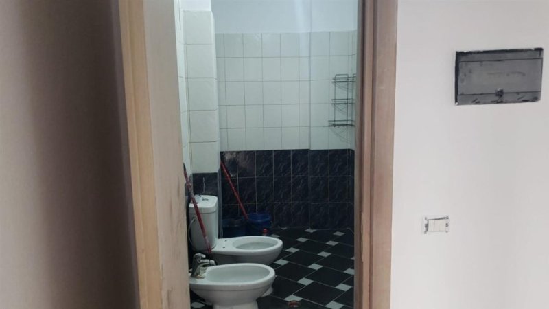 Tirane, jepet me qera apartament 2+1+Ballkon Kati 4, 100 m² 300 € 