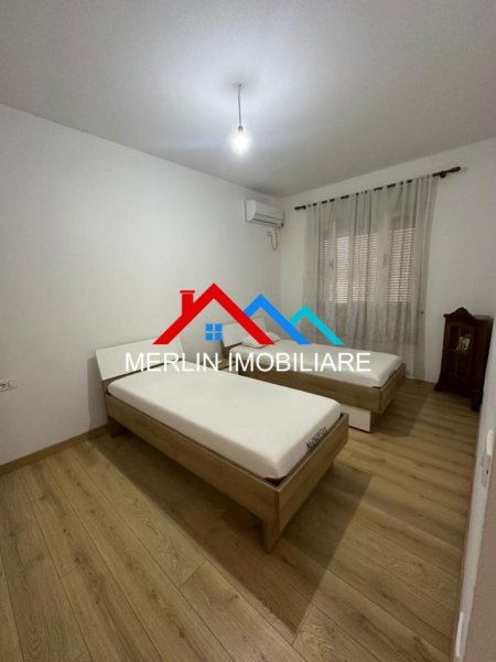 Tirane, jepet me qera apartament 2+1+Ballkon Kati 3, 107 m² 700 € (RRUGA QEMAL STAFA,PAZARI I RI)