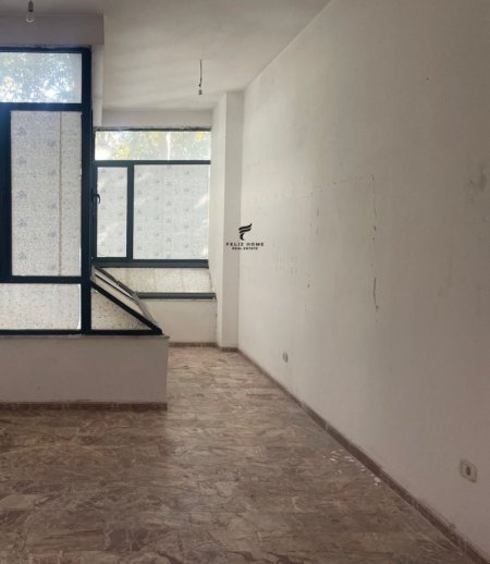 Tirane, jepet me qera zyre Kati 1, 50 m² 1.000 € (ISH EKSPOZITA)