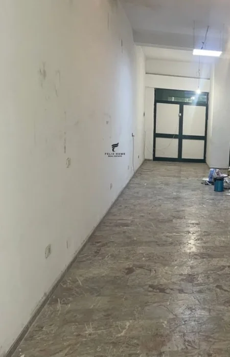 Tirane, jepet me qera zyre Kati 1, 50 m² 1.000 € (ISH EKSPOZITA)
