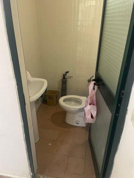 Tirane, jepet me qera zyre Kati 1, 50 m² 1.000 € (ISH EKSPOZITA)
