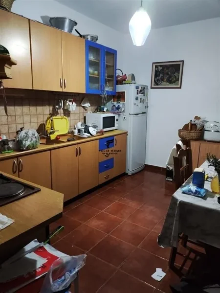 Tirane, jepet me qera apartament 1+1 Kati 3, 75 m² 600 € (KOMUNA E PARISIT)