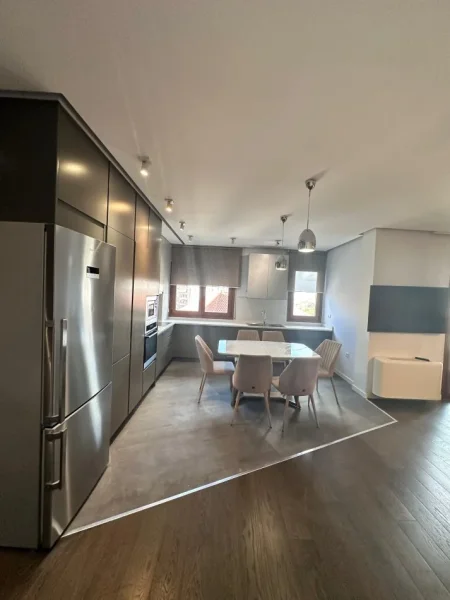 Tirane, jepet me qera apartament 2+1 Kati 4, 100 m² 600 € (Prane rrethit te Astirit)