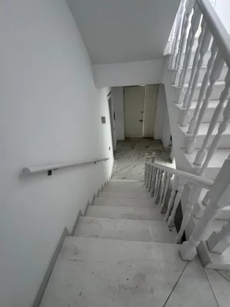 Tirane, shitet Vile 2 Katshe , 400 m² 695.000 € (Rezidenca Secret Garden)