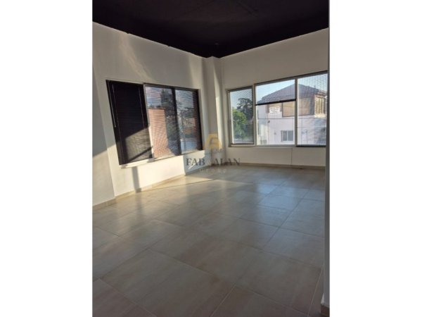 Tirane, jepet me qera ambjent biznesi Kati 1, 115 m² 1.000 € (Shkolla e Bashkuar)