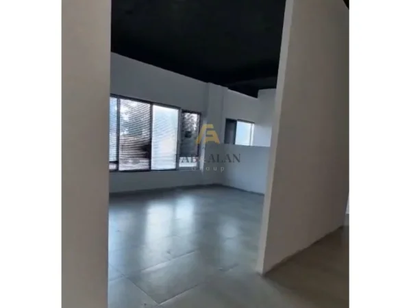 Tirane, jepet me qera ambjent biznesi Kati 1, 115 m² 1.000 € (Shkolla e Bashkuar)