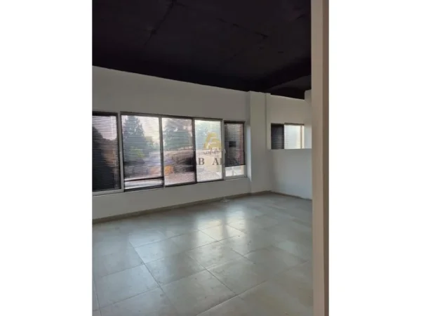 Tirane, jepet me qera ambjent biznesi Kati 1, 115 m² 1.000 € (Shkolla e Bashkuar)