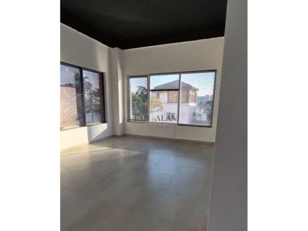 Tirane, jepet me qera ambjent biznesi Kati 1, 115 m² 1.000 € (Shkolla e Bashkuar)