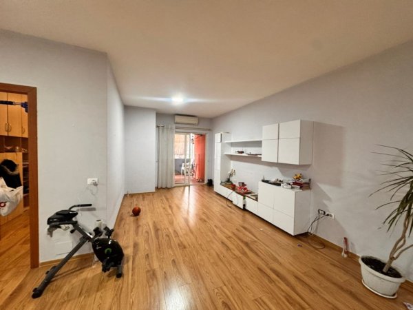Tirane, jepet me qera apartament 2+1+Ballkon Kati 3, 102 m² 650 € (yzberisht)