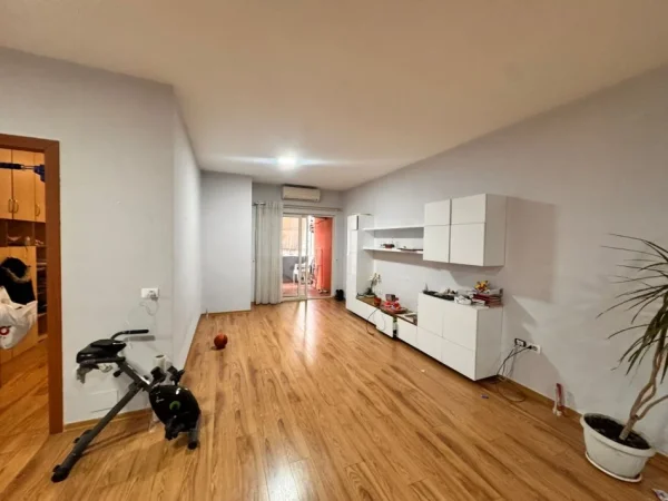 Tirane, jepet me qera apartament 2+1+Ballkon Kati 3, 102 m² 650 € (yzberisht)