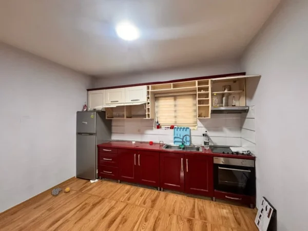 Tirane, jepet me qera apartament 2+1+Ballkon Kati 3, 102 m² 650 € (yzberisht)