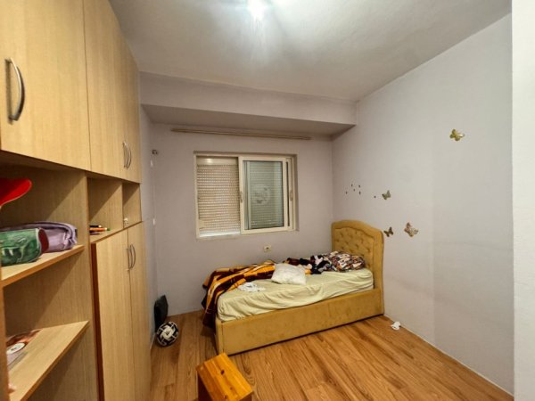 Tirane, jepet me qera apartament 2+1+Ballkon Kati 3, 102 m² 650 € (yzberisht)