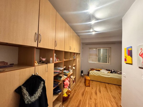 Tirane, jepet me qera apartament 2+1+Ballkon Kati 3, 102 m² 650 € (yzberisht)