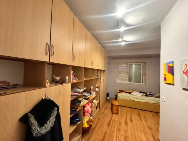 Tirane, jepet me qera apartament 2+1+Ballkon Kati 3, 102 m² 650 € (yzberisht)