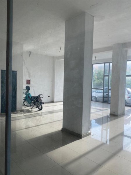 Tirane, shitet dyqan Kati 0, 92 m² 150.000 € (PASKUQAN)