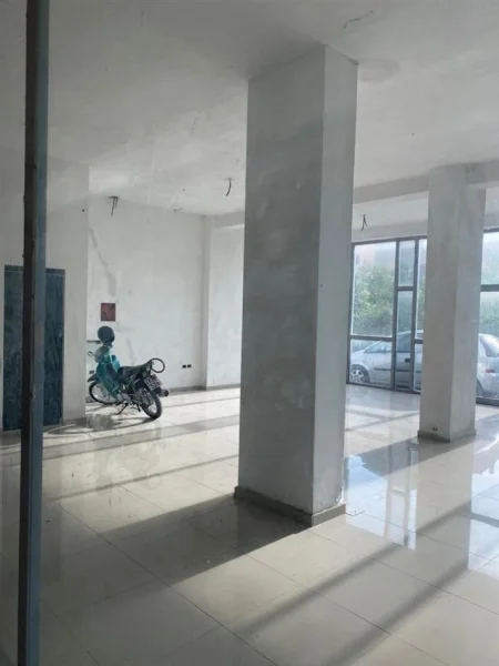 Tirane, shitet dyqan Kati 0, 92 m² 150.000 € (PASKUQAN)