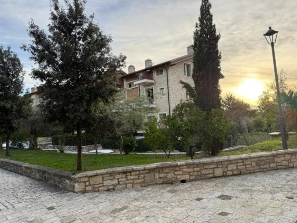 Tirane, jepet me qera Vile 3+1 Kati 1, 240 m² 2.100 € (TEG)
