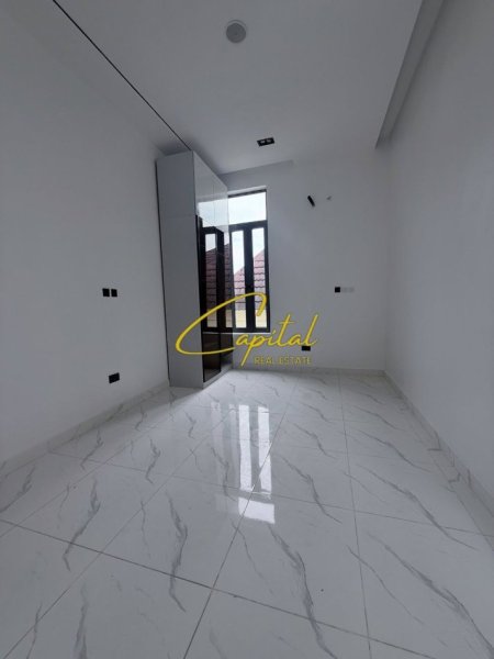 Tirane, jepet me qera dyqan Kati 0, 15 m² 400 € (ISH STACIONI TRENIT)