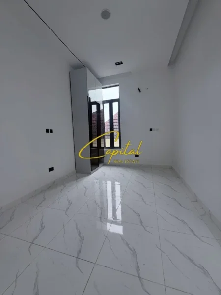 Tirane, jepet me qera dyqan Kati 0, 15 m² 400 € (ISH STACIONI TRENIT)