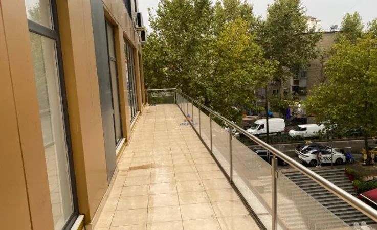 Tirane, jepet me qera ambjent biznesi Kati 1, 200 m² 2.500 € (STACIONI I TRENIT)