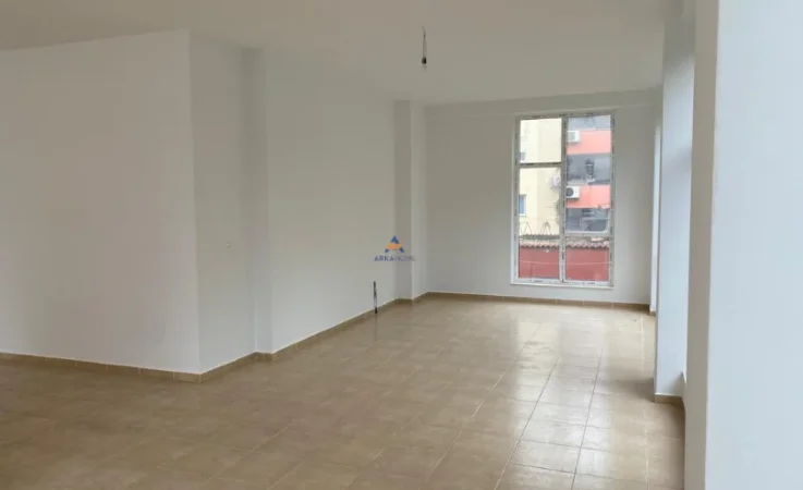 Tirane, jepet me qera ambjent biznesi Kati 1, 200 m² 2.500 € (STACIONI I TRENIT)
