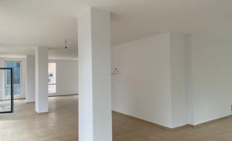 Tirane, jepet me qera ambjent biznesi Kati 1, 200 m² 2.500 € (STACIONI I TRENIT)