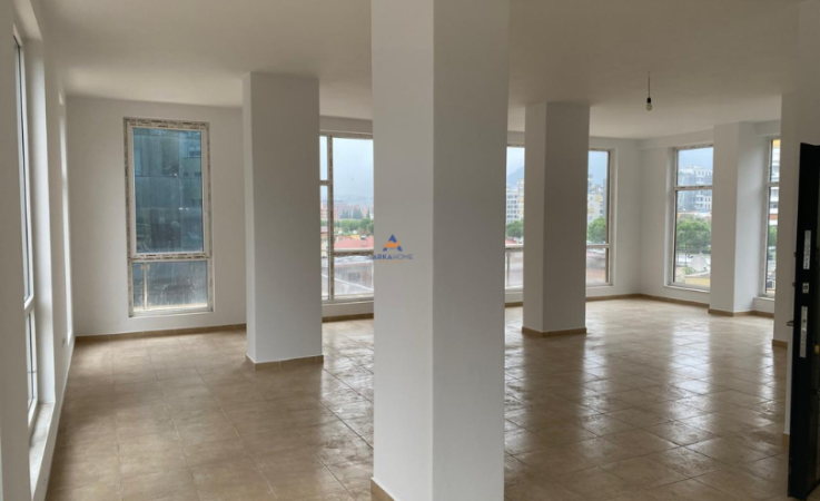 Tirane, jepet me qera ambjent biznesi Kati 1, 200 m² 2.500 € (STACIONI I TRENIT)
