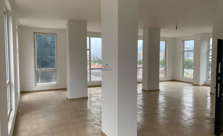Tirane, jepet me qera ambjent biznesi Kati 1, 200 m² 2.500 € (STACIONI I TRENIT)