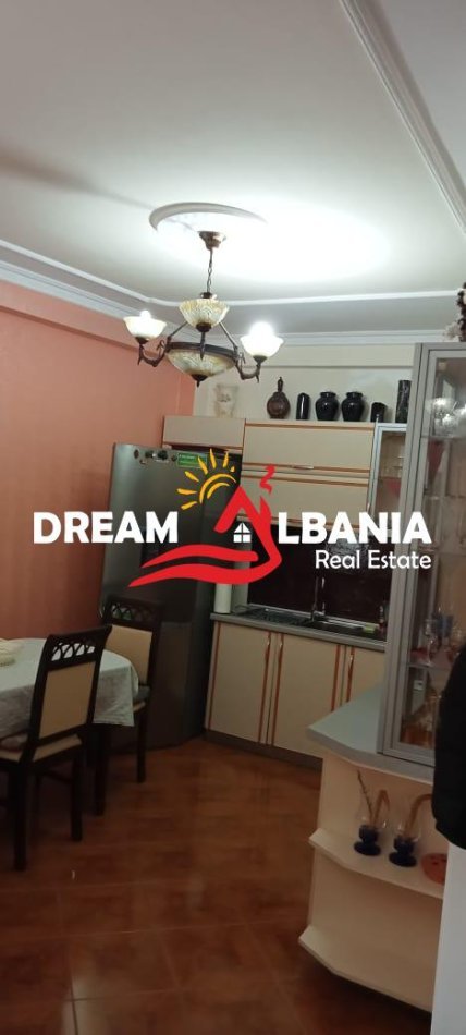 Tirane, jepet me qera 1+1 , 80 m² 550 € (Fresku)