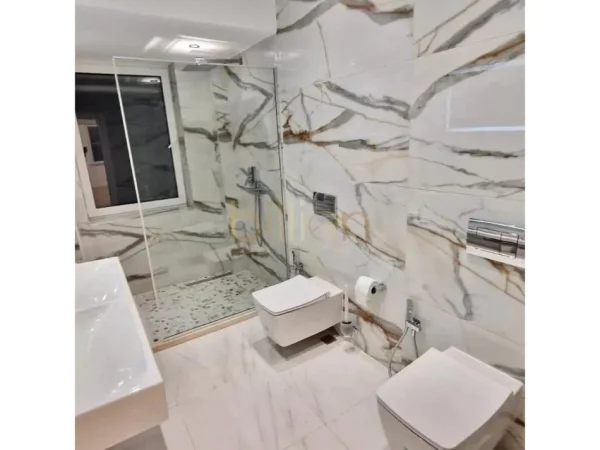 Tirane, jepet me qera , 120 m² 900 € (Kafe Flora)