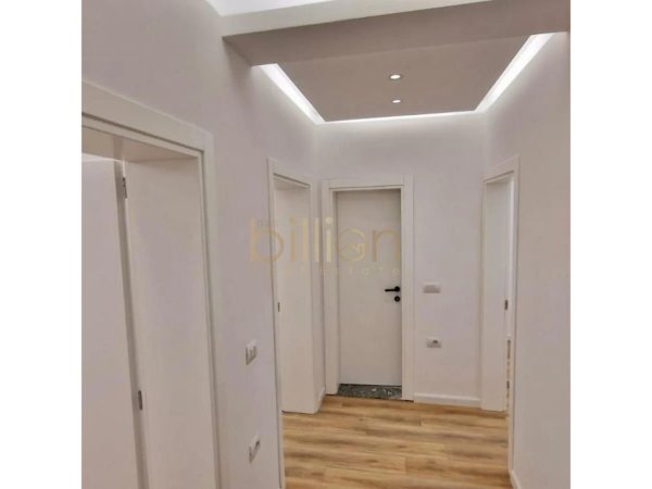 Tirane, jepet me qera , 120 m² 900 € (Kafe Flora)