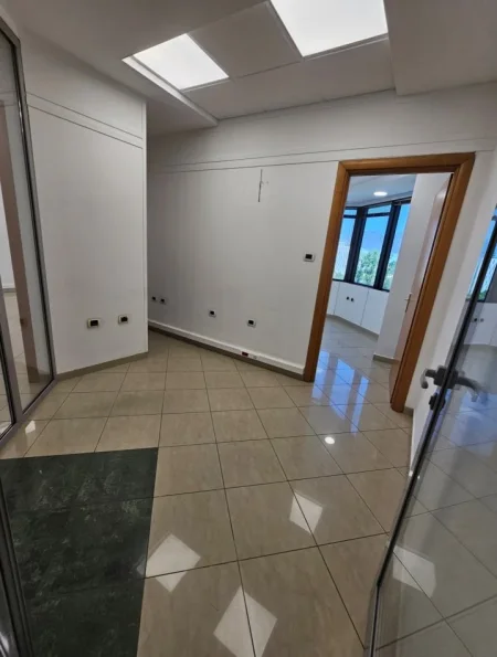 Tirane, jepet me qera zyre , 110 m² 1.200 € (Kullat Binjake)