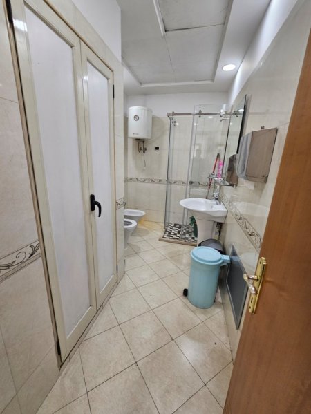 Tirane, jepet me qera zyre , 110 m² 1.200 € (Kullat Binjake)