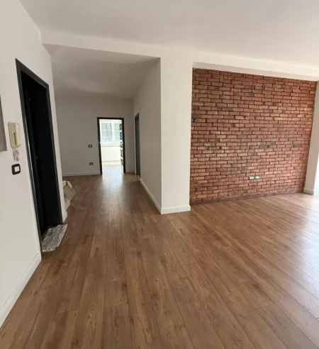Tirane, jepet me qera apartament 2+1 Kati 8, 110 m² 850 € (KOMUNA E PARISIT)