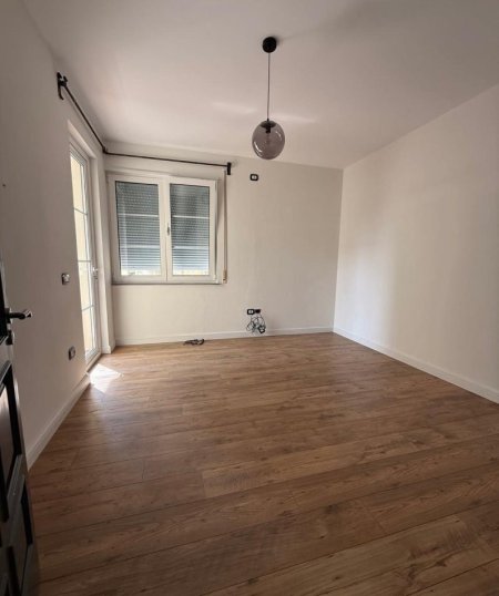 Tirane, jepet me qera apartament 2+1 Kati 8, 110 m² 850 € (KOMUNA E PARISIT)