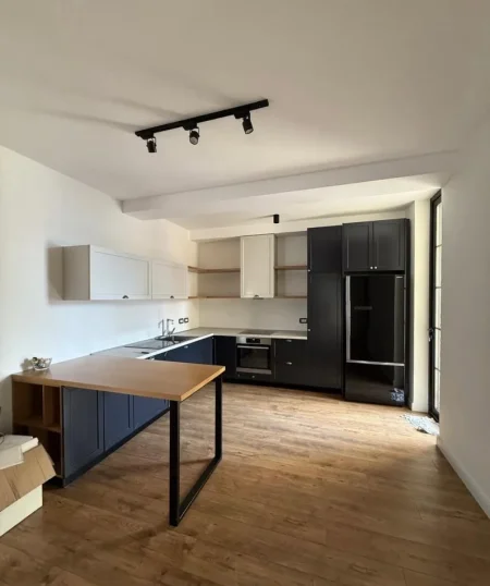 Tirane, jepet me qera apartament 2+1 Kati 8, 110 m² 850 € (KOMUNA E PARISIT)