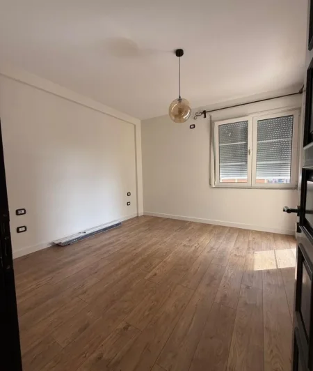 Tirane, jepet me qera apartament 2+1 Kati 8, 110 m² 850 € (KOMUNA E PARISIT)