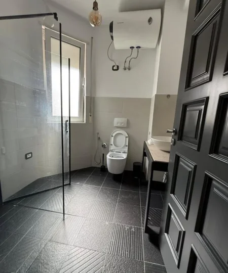 Tirane, jepet me qera apartament 2+1 Kati 8, 110 m² 850 € (KOMUNA E PARISIT)