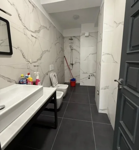 Tirane, jepet me qera apartament 2+1 Kati 8, 110 m² 850 € (KOMUNA E PARISIT)